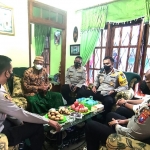 Kapolres Malang, AKBP R Bagoes Wibisono, bersama jajarannya saat silaturahmi ke tokoh masyarakat di Desa Klepu, Kecamatan Sumbermanjing Wetan, Kabupaten Malang.