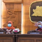 Gubernur Jatim Khofifah Indar Parawansa dan Kepala Perwakilan Bank Indonesia Jatim Difi Ahmad Johansyah dalam acara pembukaan UMKM Virtual EXPO secara on line di Gedung Negara Grahadi Surabaya, Jumat (16/10). foto: ist/ bangsaonline.com