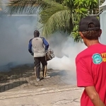 Fogging serentak yang dilakukan Pemerintah Desa Karang Langit untuk mencegah penyakit demam berdarah.