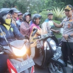 Kapolresta Sidoarjo Kombespol Zain Dwi Nugroho saat membagikan takjil kepada pengendara.