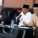 Prof. Dr. KH. Asep Saifuddin Chalim (tengah), Ustadz Ainul Yaqin (kanan), dan Habib Habib Ahmad Al-Habsi (kiri) dalam ‘Sarasehan tentang Vaksin AstraZeneca’ di Gedung Pascasarjana Institut KH Abdul Chalim Pondok Pesantren Amanatul Ummah Pacet Mojokerto, Ahad (4/4/2021). Foto: MMA/ BANGSAONLINE.com