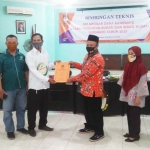 RESMI: KPU Sidoarjo menyerahkan SK penetapan paslon kepada penghubung paslon, di Kantor KPU Sidoarjo, Rabu (23/9). foto: ist.