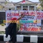 Aksi teatrikal tunggal menuntut keadilan di PN Kota Kediri. Foto: MUJI HARJITA/BANGSAONLINE