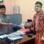 Pasien BPJS kesehatan, Hermandi saat lapor ketua DPRD Sampang.