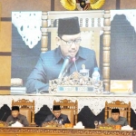 Ketua DPRD Kabupaten Pasuruan, Sudiono Fauzan, S.Ag.  memimpin sidang Laporan Keterangan Pertanggungjawaban APBD 2016. foto: HABIBI/ BANGSAONLINE