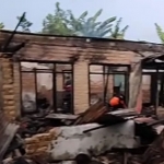 Api melalap rumah di Jalan Sersan Mesrul IIIb Kelurahan Gladak Anyar, Kabupaten Pamekasan, Rabu (19/5/2021) sekitar pukul 02.30 WIB. (foto: ist)