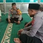 Kapolsek Kemlagi, AKP Sugeng Budi Santoso, saat berpartisipasi dalam kegiatan keagamaan di masjid.