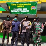 Sekdakab Pamekasan Ir. Totok Hartono dan forkopimda saat meresmikan tempat isolasi terpusat di Hotel Garuda, Jalan Masegit No. 1 Pamekasan. foto: FERDIANA LESTARI/ BANGSAONLINE