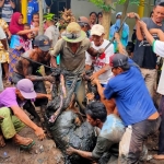 Korban saat berhasil dievakuasi warga dari lubang septic tank.