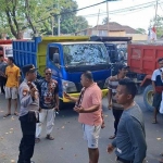 Para sopir dump truk saat unjuk rasa sambil memblokade jalan depan Mapolres Sumenep. Foto: Tribun