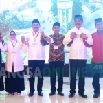 Seluruh paslon Bupati-Wabup Jombang foto bersama usai debat. foto: BANGSAONLINE