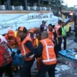 EVAKUASI - Sejumlah petugas mengevakuasi korban bus Harapan Jaya yang terguling di jalan Raya Bungurasih, Waru, Sidoarjo, Senin (13/10/2014). foto istimewa

