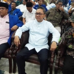 Zulhasan (kemeja putih) bersama Ketua DPW PAN Jatim Masfuk di acara cangkruk bareng di gedung PDM Gresik. foto: Syuhud/ BANGSAONLINE