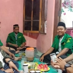 Pengurus GP Ansor Ranting Kedurus menggalang gerakan jimpitan untuk kemandirian organisasi. foto: ist