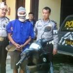 DIAMANKAN. Pencuri asal Lampung M. Taqwa (26), diamankan polisi setelah terbukti membawa kabur sepeda motor di Kecamatan Sumberejo, Bojonegoro. Foto: Eky Nurhadi/BANGSAONLINE