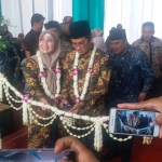 Bupati Bangkalan R. Abd. Latif Imron Amin didampingi istrinya, Zainab Latif menggunting pita tanda dibukanya Pekan Raya Bangkalan, Sabtu (2/11).