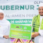 Gubernur Khofifah saat menyerahkan bantuan di Ponpes Al-Amien, Sumenep.