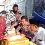 Kasatlantas Polres Pasuruan, AKP Yudhi Anugrah Putra, saat memimpin jalannya penandatanganan Restorative Justice.