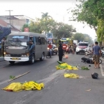 Lokasi kecelakaan yang masih penuh tubuh korban yang bereceran setelah dilindas truk.