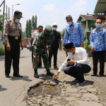 CEK: Wabup Subandi mengecek jalan yang rusak di Desa Kedungbocok, Tarik, Rabu (17/3/2021). foto: istimewa