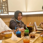 Muhammad Dzul Azmi Al Mutawakkil Alallah (Gus Azmi) bersama abahnya, Prof. Dr. KH. Asep Saifuddin Chalim, M.A. dan ibundanya, Nyai Hj Alif Fadlilah di Golden Lamian Pakuwon Mall Surabaya, Sabtu (1/1/2022) malam. Foto: M Mas