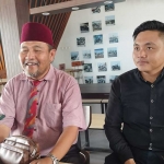 Supriyono (kiri) Kuasa Hukum tersangka Fathor Rachman saat memberikan keterangan kepada wartawan.