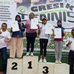 ?Ketua Pengcab Tenis Kabupaten Gresik Andhy Hendro Wijaya (dua dari kiri bawah) bersama para atlet pemenang. Foto: SYUHUD A/BANGSAONLINE
