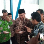 Bupati Tuban Fathul Huda mengecek hasil beras dari penggilingan.