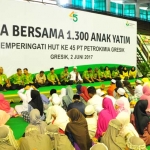 Suasana doa bersama dan santunan yatim yang diadakan PG. foto: SYUHUD/ BANGSAONLINE