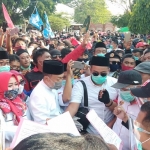 Paslon Cabup-Cawabup, Sugiri Sancoko-Lisdyarita dengan diantar ribuan masyarakat daftar ke KPU Ponorogo.