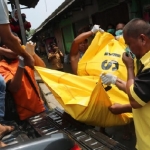 Evakuasi mayat koban yang berada di tengah pasar. 