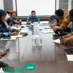 Agus Budiono saat menerima perwakilan FPPG. foto: SYUHUD/ BANGSAONLINE