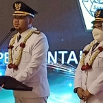 Gus Yani, didampingi Bu Min  memberikan sambutan pertama kali di hadapan Forkopimda, Kepala OPD Pemkab Gresik, dan pimpinan parpol usai dilantik menjadi Bupati dan Wakil Bupati Gresik. foto: ist.