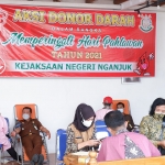 Suasana saat donor darah yang digelar oleh Kejari Nganjuk dalam rangka memperingati Hari Pahlawan.