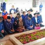 Surya Paloh dan rombongan ketika berada di makam Bung Karno.