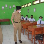 Totok Rudijanto (kiri) dan Wabup Trenggalek Syah Natanegara (kanan) saat meninjau belajar tatap muka. foto: HERMAN/ BANGSAONLINE