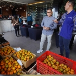 Pj Wali Kota Batu, Aries Agung Paewai saat melihat karya kolaborasi di Hotel Aston Inn Batu