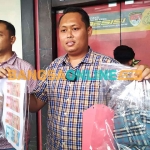 Kasatreskrim Polres Jombang, AKP Aldo Febrianto, saat menunjukkan barang bukti ketika konferensi pers. Foto: AAN AMRULLOH/BANGSAONLINE