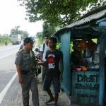 Petugas Satpol PP saat menyisir sejumlah warung yang buka di pagi hari tanpa tabir. foto: SUWANDI/ BANGSAONLINE