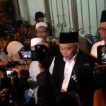 KH Asep Saifuddin Chalim memberi keterangan kepada wartawan.