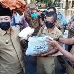 TANGANI COVID-19: Wabup Nur Ahmad meluncurkan bantuan sembako dampak Covid-19, Senin (20/4). foto: MUSTAIN/ BANGSAONLINE