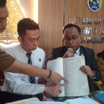 Kuasa Hukum Pemdes Socorejo, Nur Aziz saat menujukkan bukti lahan Pantai Semilir, Tuban.