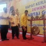 TABUH GONG: Ketua Golkar Jatim Nyono Suharli Wihandoko didampingi Ketua Golkar Sidoarjo Warih Andono, saat membuka Rakerda, di Hotel The Sun, Minggu (18/6). foto: BANGSAONLINE/ MUSTAIN