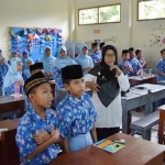 Pendampingan pada anak sekolah untuk sekolah ramah anak (foto diambil sebelum pandemi).