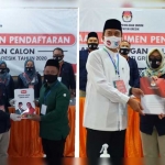 Bapaslon Niat dan QA saat mendaftar di KPU. foto: SYUHUD/ BANGSAONLINE