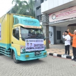 Bupati Gresik, Fandi Akhmad Yani melepas pengiriman bantuan ke Cianjur. Foto: Syuhud/BANGSAONLINE.com