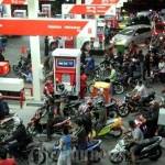 Antrian pengendara motor dan mobil untuk membeli BBM di sejumlah SPBU di berbagai daerah beberapa hari ini menjadi pemandangan umum. Foto: Wartakotalive.com/