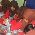 ANTUSIAS: Peserta diklat dari tim SMASS SMPN 1 Singgahan ketika melakukan simulasi rapat redaksi di ruang multimedia sekolah setempat. foto: suwandi/BANGSAONLINE