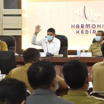 Wali Kota Kediri Abdullah Abu Bakar (baju putih) saat memberi sambutan dalam acara Sosialisasi Perencanaan Prodamas Plus Tahun Anggaran (TA) 2022 yang diselenggarakan di Ruang Joyoboyo Balai Kota Kediri, Senin (7/6/2021). (foto: ist)