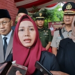 Wali Kota Mojokerto memberikan keterangan ke media.